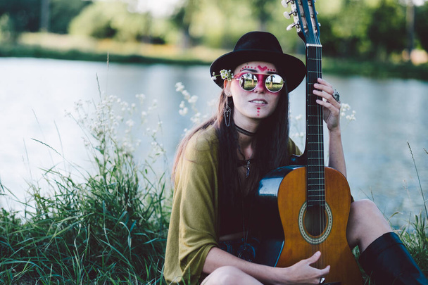 mujer joven con sombrero y guitarra - Foto, Imagen