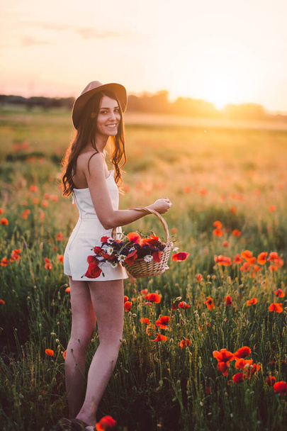 Jovem bela mulher posando no campo ao pôr do sol
. - Foto, Imagem
