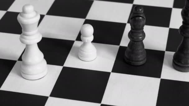 Rotando tablero de ajedrez en blanco y negro - Metraje, vídeo