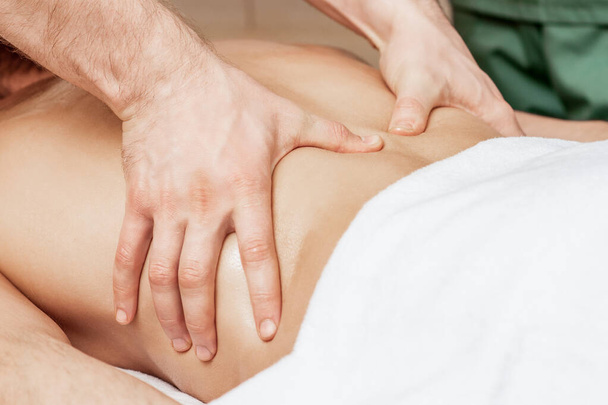 Terug massage op rug van de man in spa salon. - Foto, afbeelding