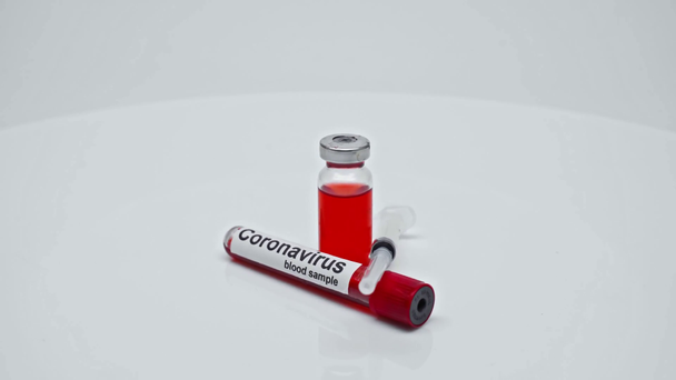 вакцина проти коронавірусу, зразок крові та шприц у лабораторії
 - Кадри, відео