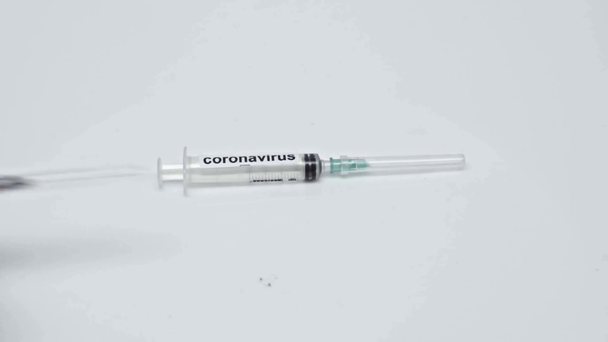 oříznutý pohled na lékaře užívajícího stříkačky s koronavirovou vakcínou - Záběry, video