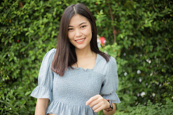Mode-Porträt der schönen asiatischen Frauen stehen im Sommer Park grünes Blatt Hintergrund - Foto, Bild