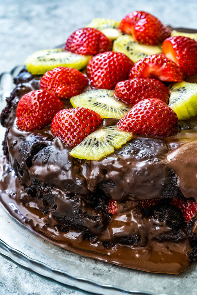 Close up Macro View of Homemade Whole Layer Chocolate Cake with Strawberries and Kiwi for Birthday. Ready to Eat. - Foto, Imagem