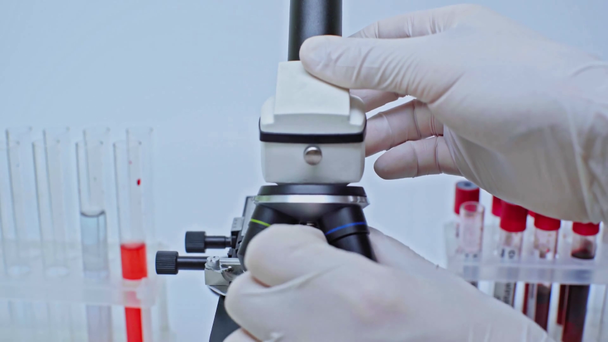 研究室で顕微鏡を使って科学者を切り取り - 映像、動画