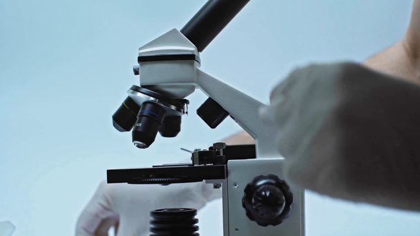 oříznutý pohled vědce na nastavení mikroskopu - Záběry, video
