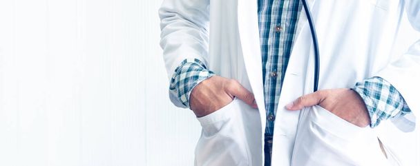 O médico de pé e colocar a mão no bolso na sala médica para conceito Ideal sobre diagnóstico com a medicina moderna
. - Foto, Imagem