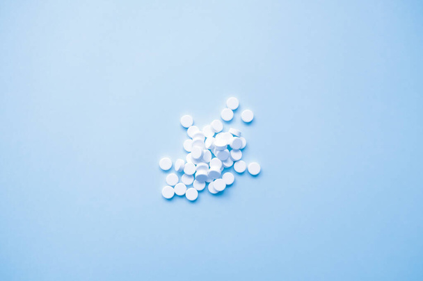 many white pills on a light background - Foto, afbeelding