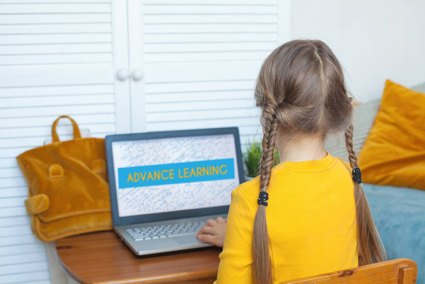 Маленька дівчинка використовує ноутбук вдома
 - Фото, зображення