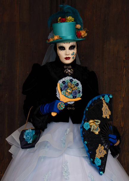 Reveller in traditioneller, aufwendiger Maske und Kostüm beim alljährlichen Karneval von Venedig (Carnevale di Venezia). Venedig, Venetien, Italien, Europa - Foto, Bild