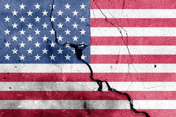 USA flag on cracked concrete wall. The concept of crisis, default, economic collapse, pandemic, conflict, terrorism or other problems in the country. Abstract disaster symbol. - Zdjęcie, obraz