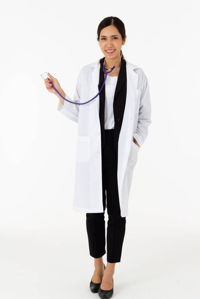 Beyaz önlüklü çekici bir kadın doktor portresi beyaz arka planda tıbbi ya da bilimsel sağlık konsepti hakkında. - Fotoğraf, Görsel