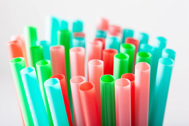 Одноразовые пластиковые соломинки
 - Фото, изображение