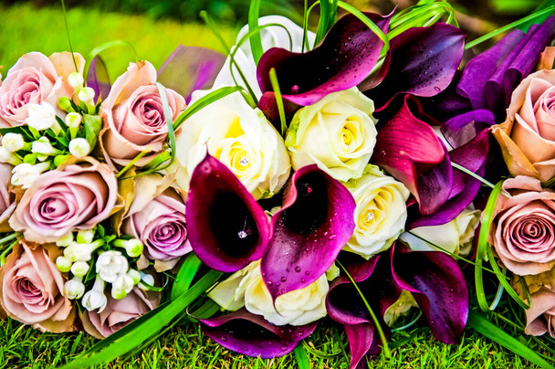 фотография свадебного букета, свадебный букет фиолетовых лилий Калла Великобритания
 - Фото, изображение