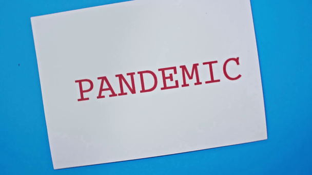 Вид сверху на спиннинг-карту с пандемическим вырезом на синем фоне
 - Кадры, видео