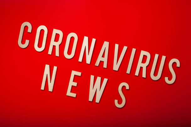 coronavirus noticias palabra texto carta de madera sobre fondo rojo corona virus covid-19 - Foto, Imagen