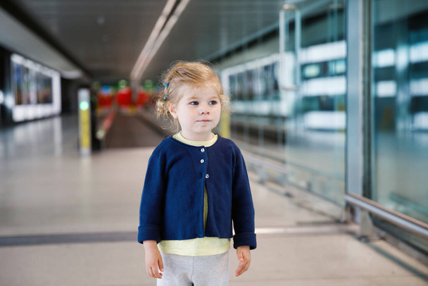 Roztomilá malá batolata na letišti. Krásné dítě kráčí k bráně a odlétá na rodinné dovolené letadlem. Pozitivní šťastné dítě. - Fotografie, Obrázek