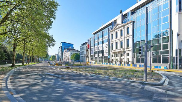 Brussels, Belgium - April 26, 2020: Bischoffsheim boulevard and Arts Boulevard at Brussels without any people during the confinement period. - Foto, Bild
