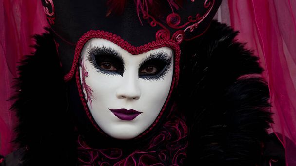 Reveller w tradycyjnej masce i kostiumie na dorocznym karnawale w Wenecji (Carnevale di Venezia). Wenecja, Wenecja, Włochy, Europa - Zdjęcie, obraz
