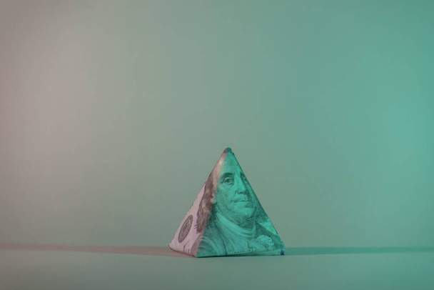 Піраміда обличчя Франкліна за сто доларів. American, US Dolars Cash Money in neon light.Minimalism retro 80-ті. Фрагмент для дизайну. - Фото, зображення