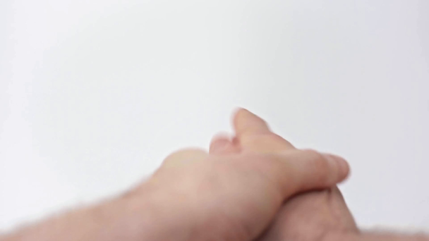 vista recortada del hombre aplicando desinfectante de manos aislado en el concepto blanco, covid-19
 - Metraje, vídeo