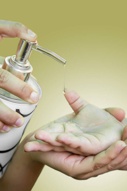 Nainen, joka käyttää alkoholisuihketta pikkutytölle. Äiti ja tytär käyttävät pestä käsi puhdistusaine geeliä. Suojaava bakteeri käsissä Covid-19 puhkeaminen. Corona-virus, pysy kotona.
 - Valokuva, kuva