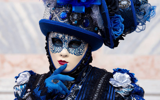 ヴェネツィア・カーニバル(ヴェネツィア・カーニバル)で伝統的な精巧なマスクと衣装でリベラー。ヴェネツィア、ヴェネト、イタリア、ヨーロッパ - 写真・画像