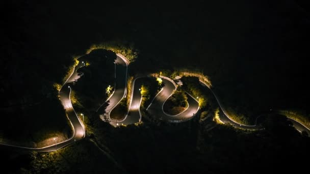 Hyperlapse wzniesionych samochodów widokowych jazdy po pięknej S zakrzywionej drodze w górach w nocy, Keelung Mountain. Lotniczy timelapse górskich dróg przez las z zakrętami w godzinach wieczornych. Podróż do Jiufen-Dan - Materiał filmowy, wideo