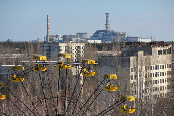 Elhagyott szellemváros Pripyat, kilátás az atomerőmű óriáskerék és hotel utáni apokaliptikus város Csernobil kirekesztési zónában, Ukrajna - Fotó, kép