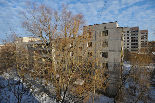 Casa em cidade fantasma abandonada Pripyat, cidade pós-apocalíptica, temporada de inverno na zona de exclusão de Chernobyl, Ucrânia
 - Foto, Imagem