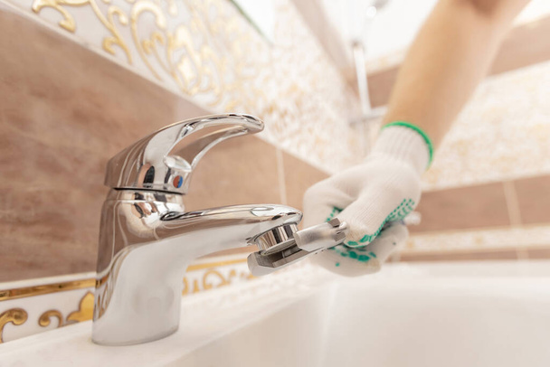Sanitair installeren douchecabine, werk in de badkamer - Foto, afbeelding