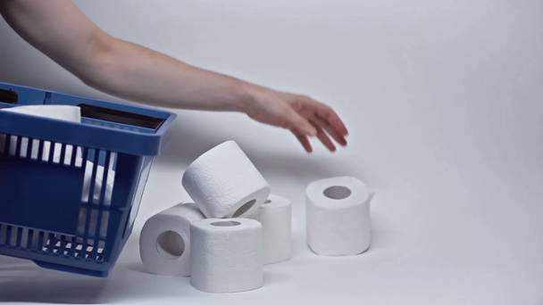 Lassan mozgó ember tesz WC-papír kosárba fehér  - Felvétel, videó