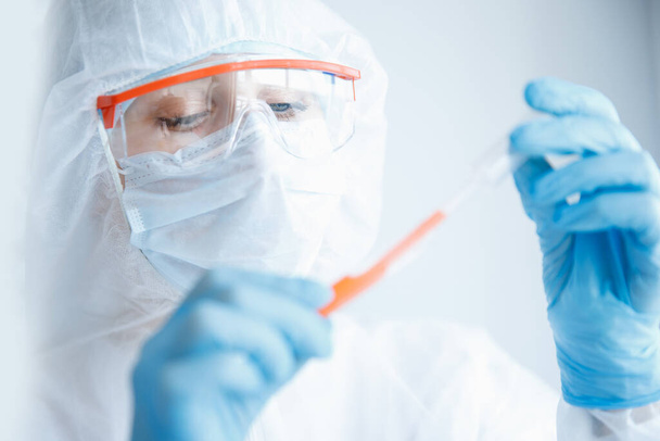 化学研究室の先生はウイルスのワクチン開発のためのテストを分析します。概念人類とコロナウイルス - 写真・画像