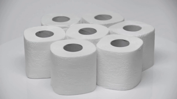 sauberes und weiches Toilettenpapier auf weißem Papier  - Filmmaterial, Video