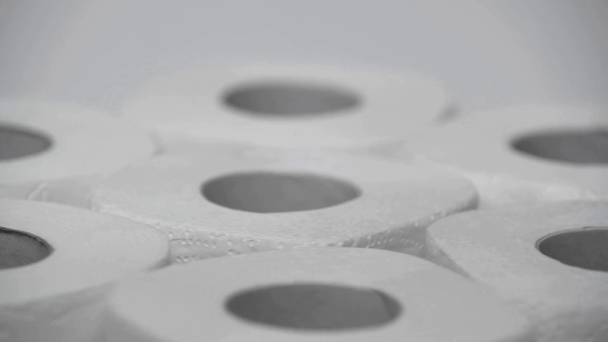 Beyaz üzerine yuvarlanan tuvalet kağıdını kapat  - Video, Çekim