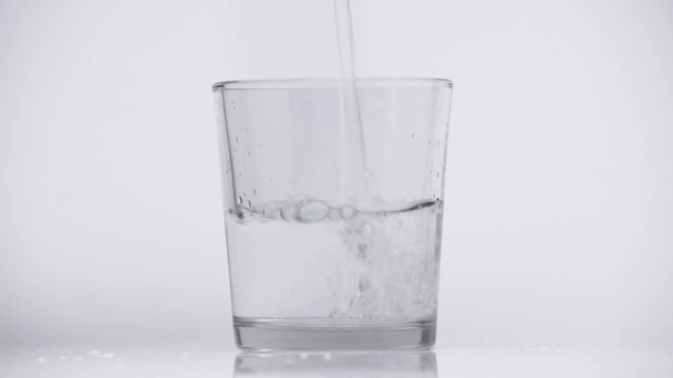frissítő víz öntött üveg fehér - Felvétel, videó