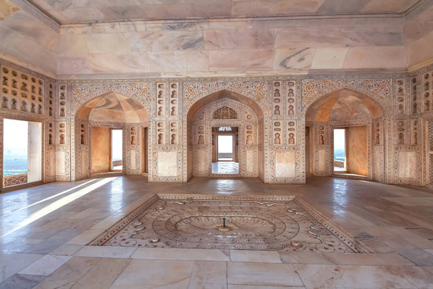 Agra Fort Architektur aus weißem Marmor mit komplizierten Wandkunstschnitzereien von Musamman Burj. Die Festung Agra wurde zum UNESCO-Weltkulturerbe erklärt - Foto, Bild