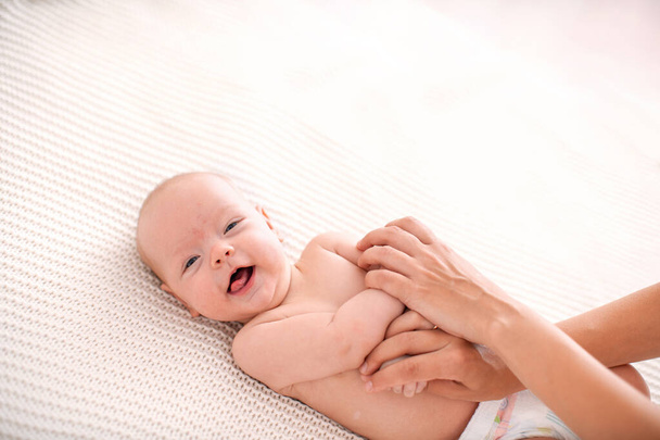Gymnastics baby. woman doing exercises with child for its development. massage a small newborn baby, does exercises on the arms. Baby Massage,mother Hand Massaging Hand Of Her Baby. - Foto, Bild