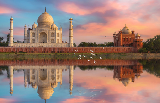 Taj Mahal Agra historyczny średniowieczny biały marmur pomnik o zachodzie słońca z odbiciem wody i humorzastym niebem - Zdjęcie, obraz