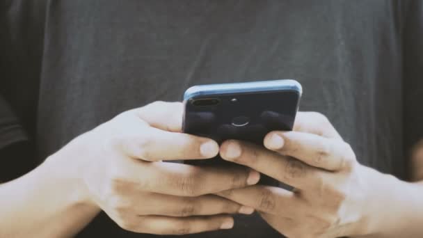fiatal férfi használja az okos telefon- maradj kapcsolatban - Felvétel, videó