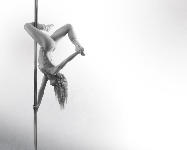 Pole dancer - Foto, afbeelding