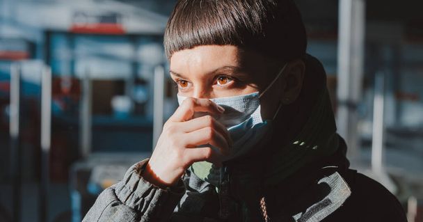 Een man met een medisch masker op het openbaar vervoer. Concept van menselijk gebruik van beschermende gezichtsmaskers tegen virale infectie in de context van de coronaviruscrisis in 2020, cavid-19, quarantaine - Foto, afbeelding