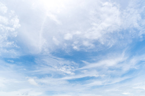 klaren blauen Himmel Hintergrund, Wolken mit Hintergrund. - Foto, Bild