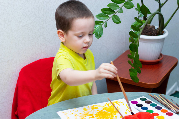Chlapec kreslí barvami. Sedni si domů. Vzdálený trénink. Vzdělávací kurzy pro děti. Článek o dětském volnu. Domácí hodiny pro děti. Barvy - Fotografie, Obrázek