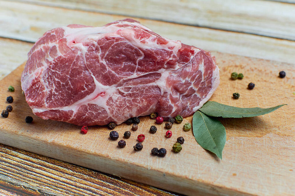 Syrové maso s kořením v dřevěné desce - Fotografie, Obrázek