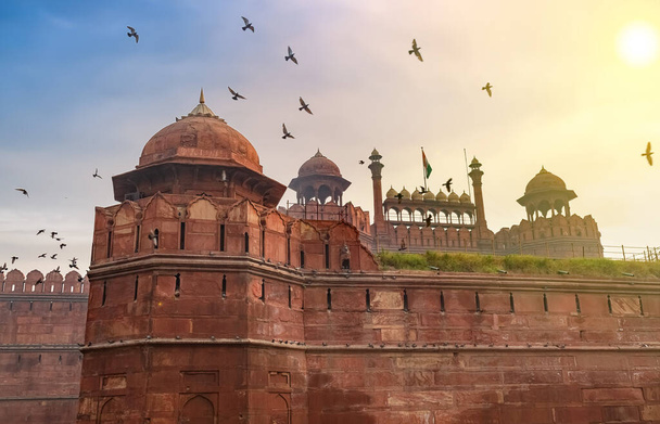 Historyczny Czerwony Fort Delhi Indie o wschodzie słońca zbudowany w roku 1639 z czerwonego piaskowca wpisanego na listę światowego dziedzictwa UNESCO - Zdjęcie, obraz