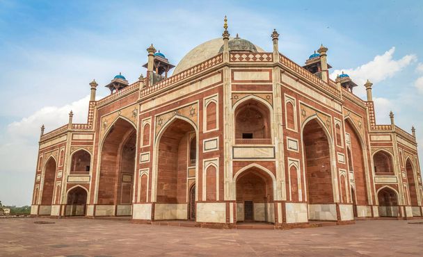 Humayun Mezarı ortaçağ kırmızı kumtaşı mimarisi. 1570 yılında inşa edilmiş. Humayun Mezarı, Delhi 'deki UNESCO Dünya Mirası sitesidir. - Fotoğraf, Görsel