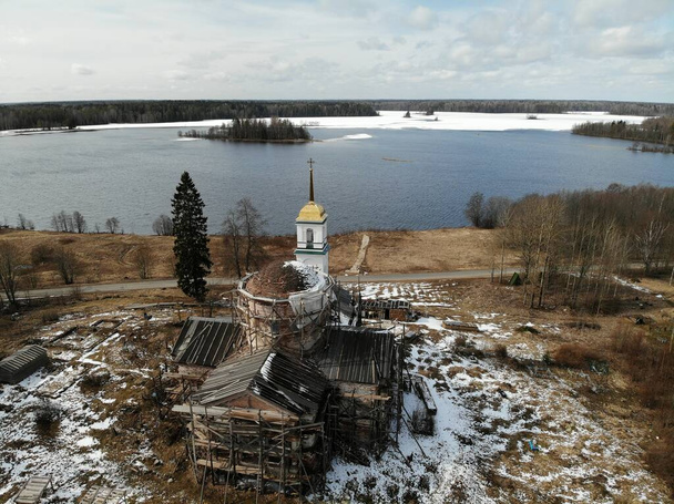 Iglesia ortodoxa de reparación muy hermosa con una cúpula dorada y una cruz
 - Foto, Imagen