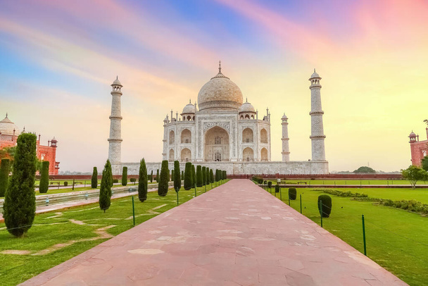 Taj Mahal monumento histórico en Agra India al amanecer con el cielo malhumorado. Taj Mahal es Patrimonio de la Humanidad por la UNESCO
 - Foto, imagen