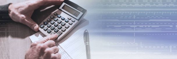 Mano maschile con calcolatrice, concetto di contabilità; banner panoramico
 - Foto, immagini